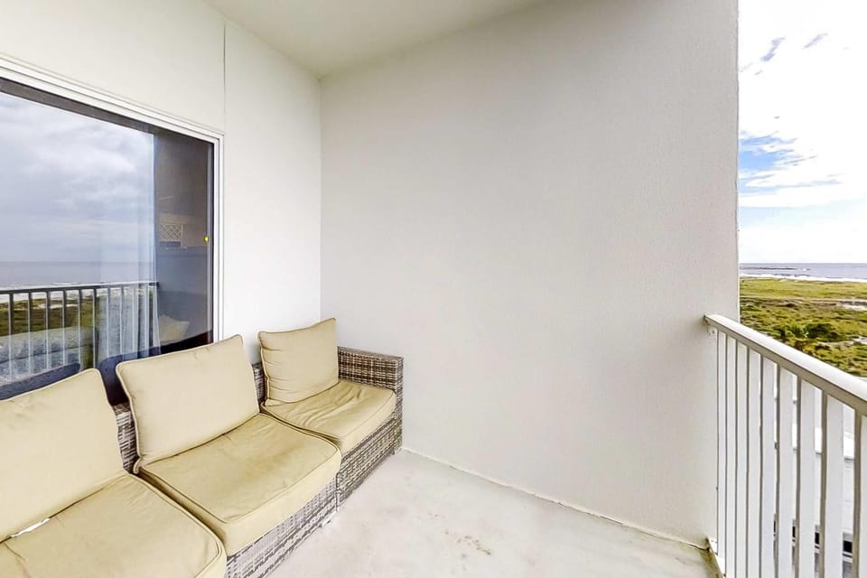 Spacious and Shiny Condo with Shared Pool & Hot Tub Free WiFi Central AC House in Orange Beach
