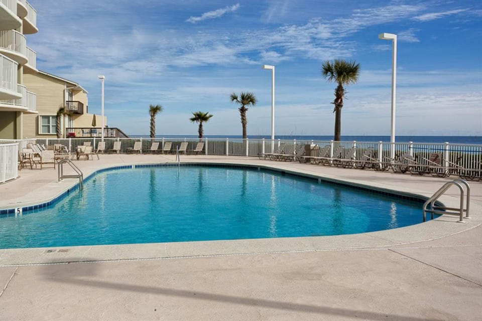 Fifth-Floor Getaway in Beachfront Resort with Free WiFi Central AC Shared Pool House in Orange Beach