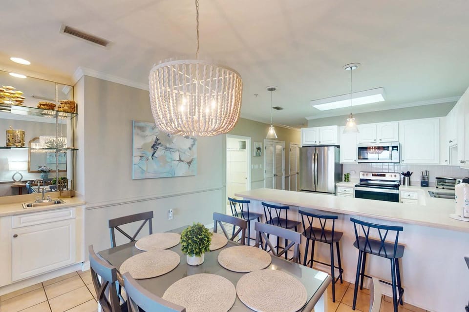 Beachfront at Marlin Key Dazzling Views Pool & Private Boardwalk to Sand House in Orange Beach