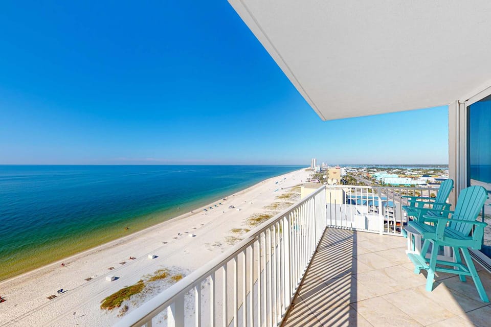 Gulf-front condo with pool sauna washer dryer cable & central AC House in Gulf Shores