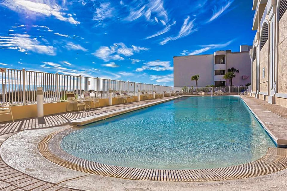 Gulf-front penthouse with pool sauna washer dryer & central AC House in Gulf Shores