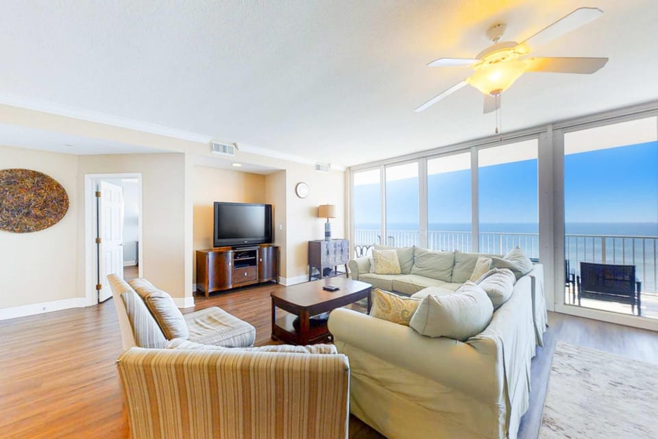Gulf-front penthouse with pool sauna washer dryer & central AC House in Gulf Shores