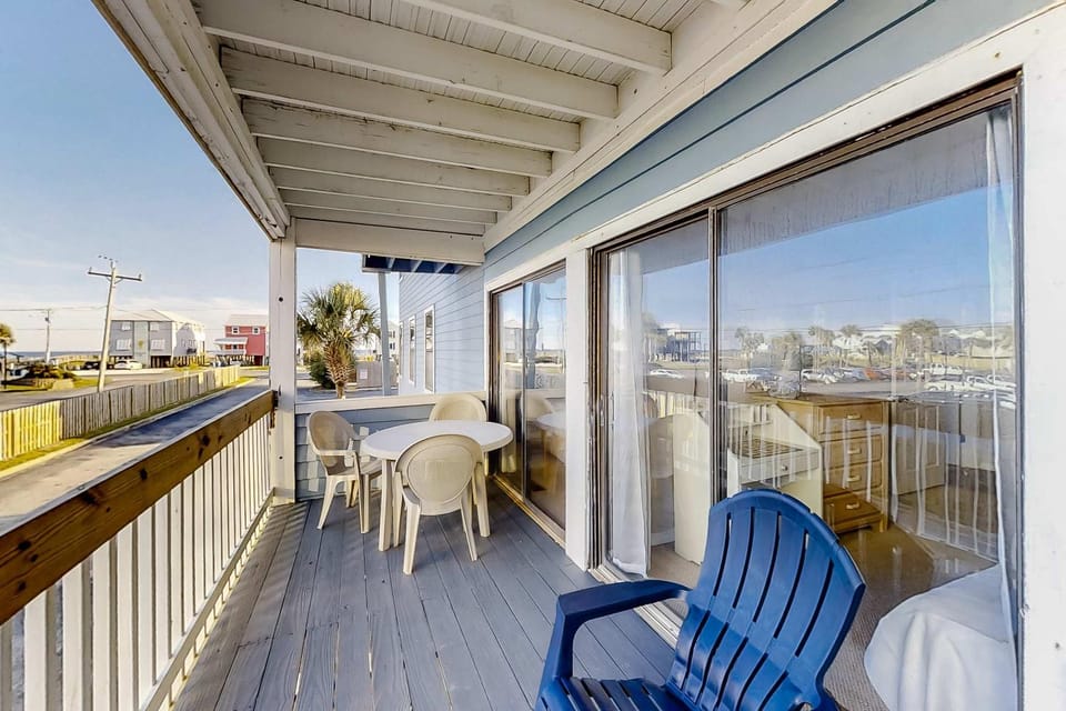 Open and Elegant Condo with Beach Access Shared Pool Boat & Fishing Pier House in West Beach