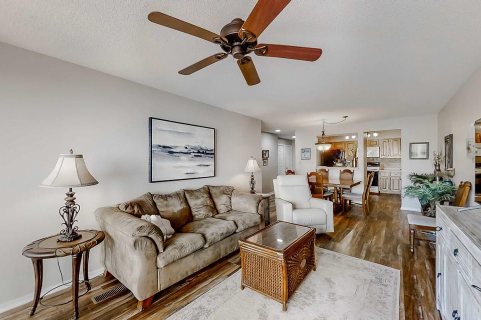 Open and Elegant Condo with Beach Access Shared Pool Boat & Fishing Pier House in West Beach