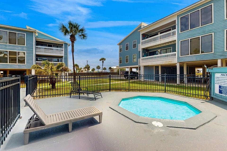 Cheerful Condo with Shared Pool Pier and Beach Access House in West Beach