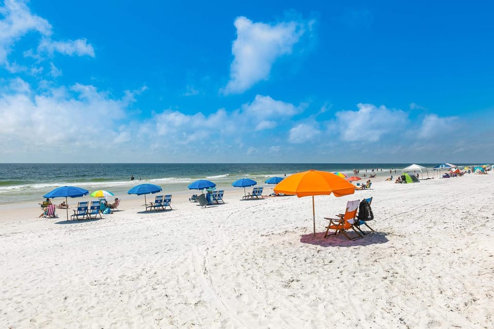 Attractive and Convenient Gulf-Front Home Right on Beach with Shared Pool Hot Tub House in West Beach