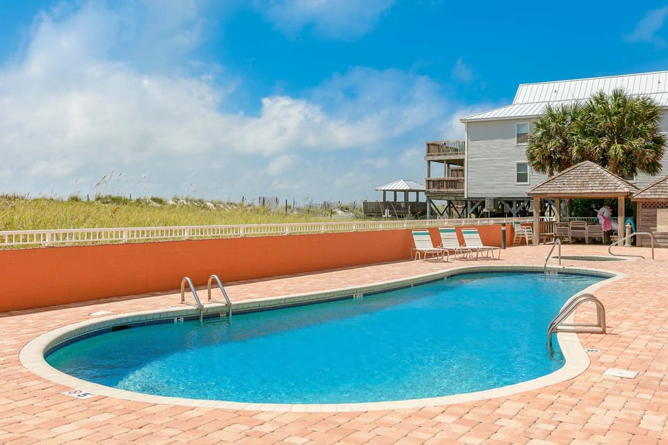 Attractive and Convenient Gulf-Front Home Right on Beach with Shared Pool Hot Tub House in West Beach