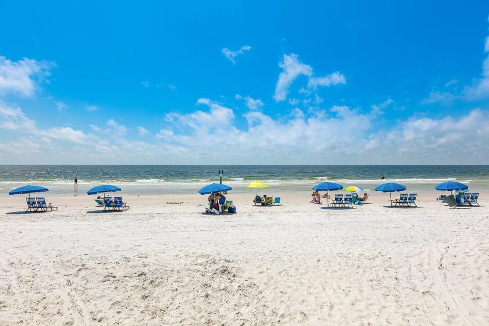 Attractive and Convenient Gulf-Front Home Right on Beach with Shared Pool Hot Tub House in West Beach