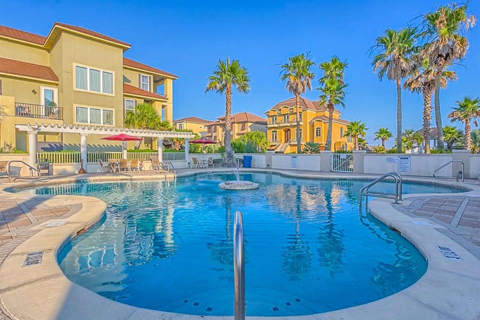 Beautiful gulf-front beach home with sweeping views from balcony shared pool WiFi House in West Beach
