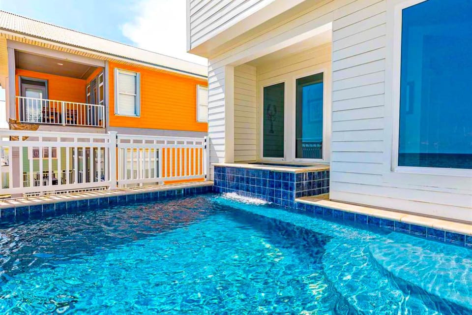 Beautiful Gulf-front house with private pool lovely deck & AC House in West Beach
