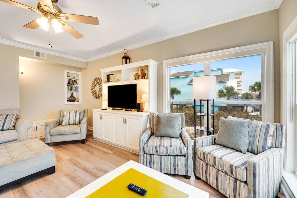 Gorgeous Beachfront House with Private Balcony Free WiFi & Central AC House in West Beach