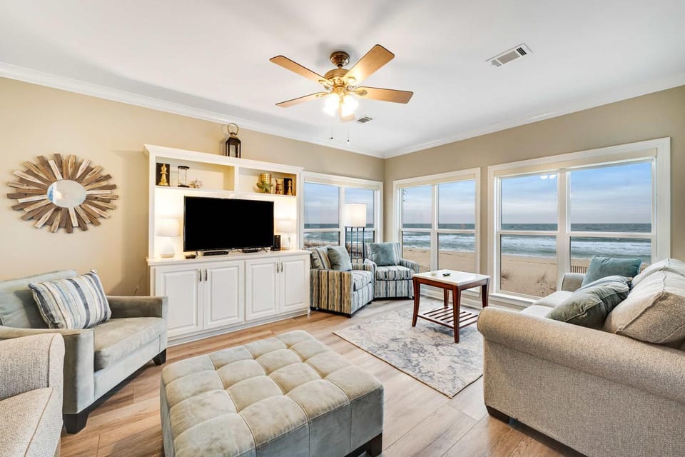 Gorgeous Beachfront House with Private Balcony Free WiFi & Central AC House in West Beach