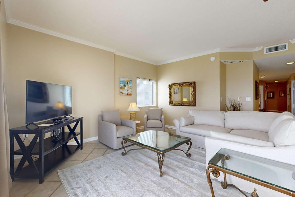 Bright & attractive condo in Gulf-front building with pool & spacious balcony House in West Beach