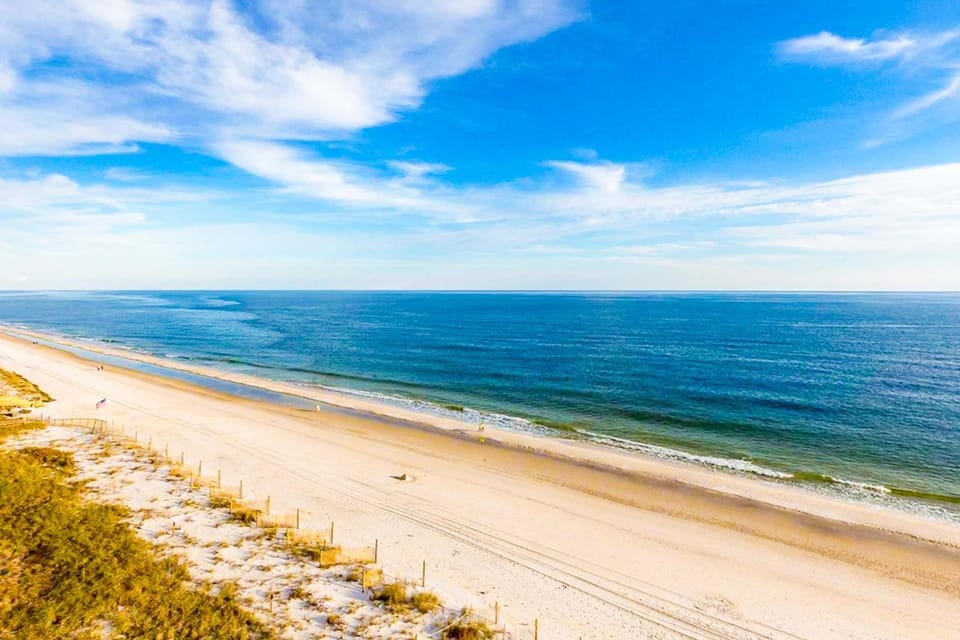 Bright & attractive condo in Gulf-front building with pool & spacious balcony House in West Beach
