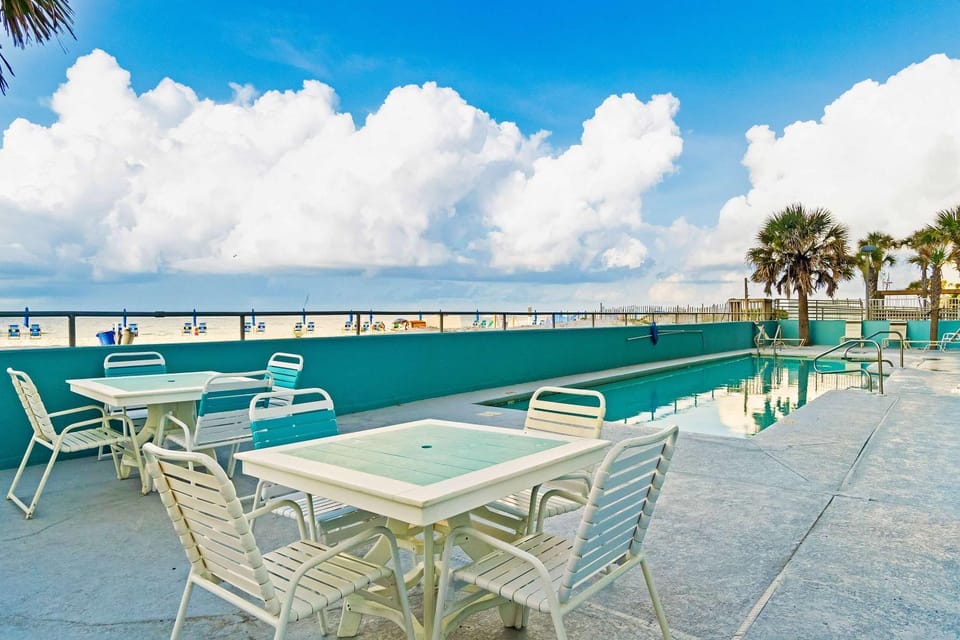 Bright & attractive condo in Gulf-front building with pool & spacious balcony House in West Beach