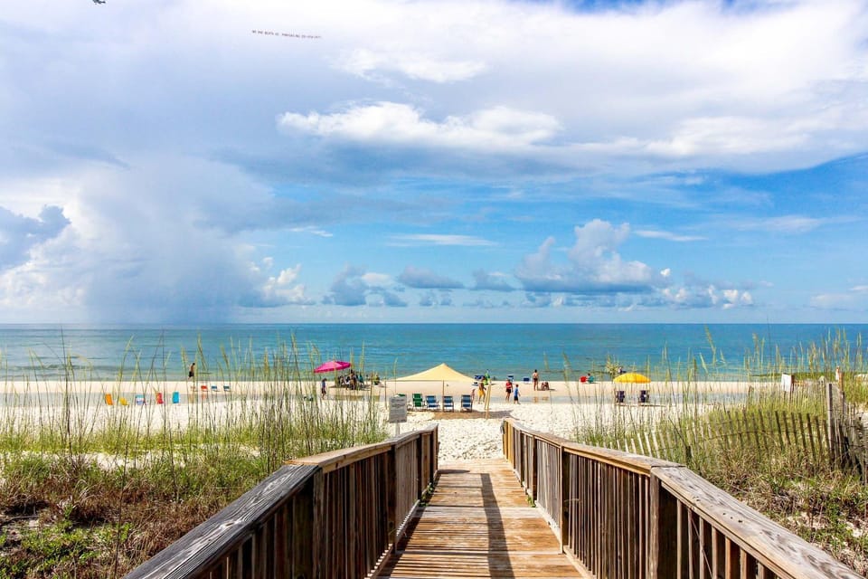 Spacious Coastal Gem With Fast WiFi Gulf Views Private Balcony & Full Kitchen House in West Beach