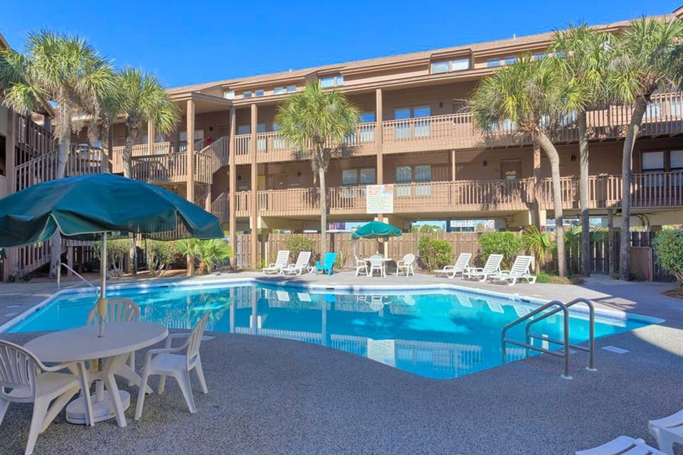 Second Floor Condo with Shared Pool Fast WiFi Central AC and Full Kitchen House in West Beach