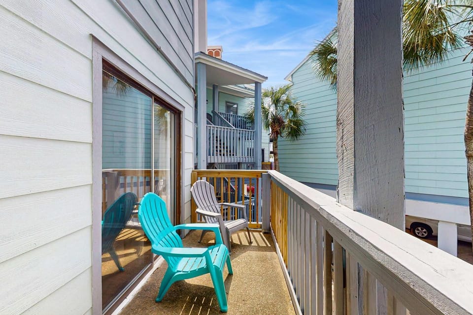 Second Floor Condo with Shared Pool Fast WiFi Central AC and Full Kitchen House in West Beach