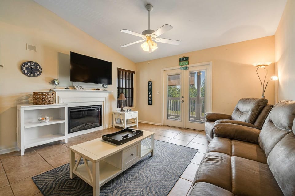 Snowbird-friendly condo with AC outdoor pool tennis & hot tub - near the beach House in Gulf Shores