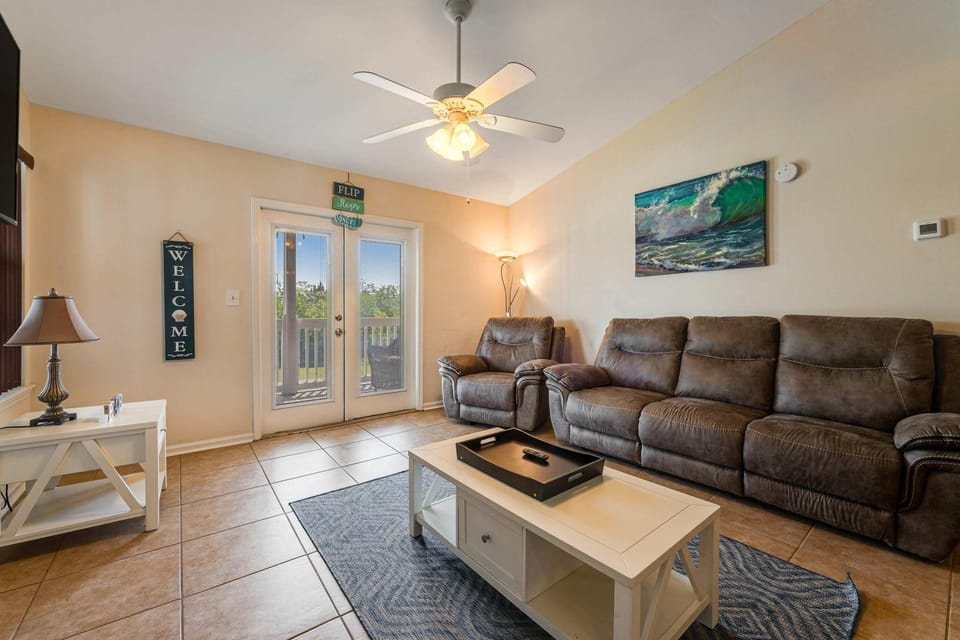 Snowbird-friendly condo with AC outdoor pool tennis & hot tub - near the beach House in Gulf Shores