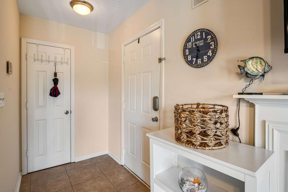Snowbird-friendly condo with AC outdoor pool tennis & hot tub - near the beach House in Gulf Shores