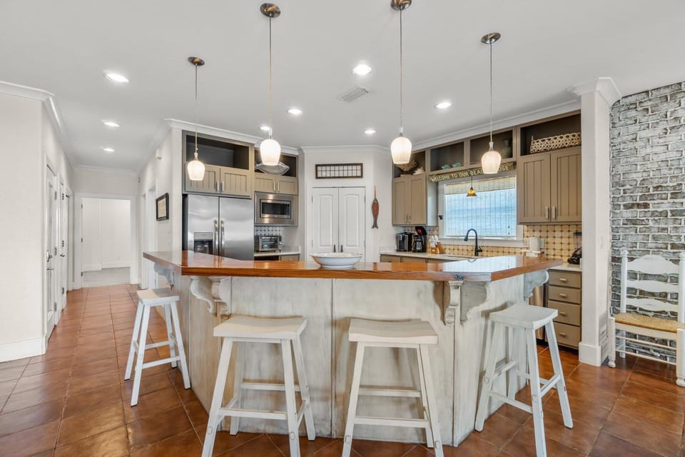 Delightful escape with direct beach access WiFi furnished deck & full kitchen House in West Beach