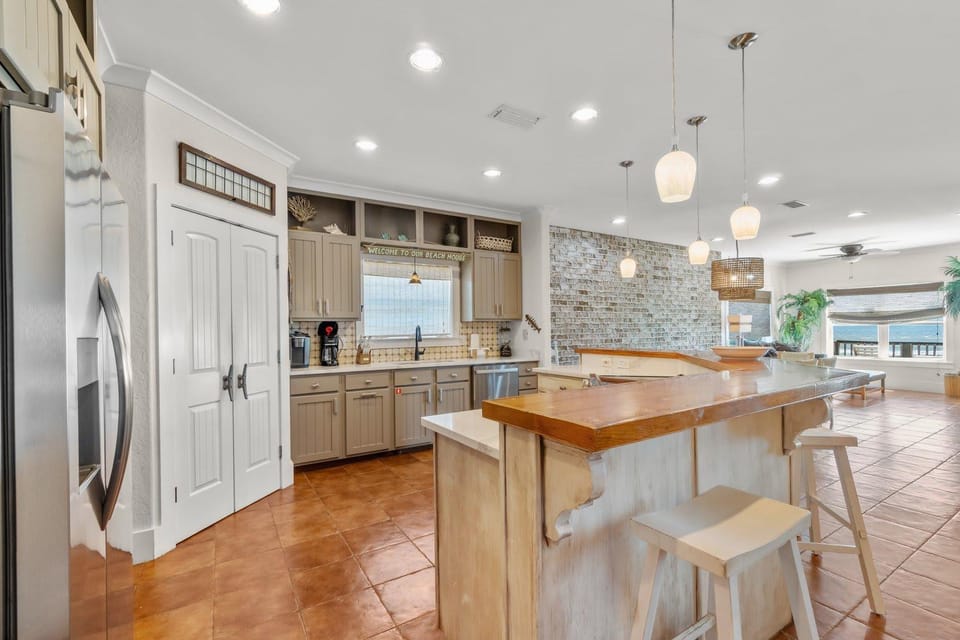Delightful escape with direct beach access WiFi furnished deck & full kitchen House in West Beach