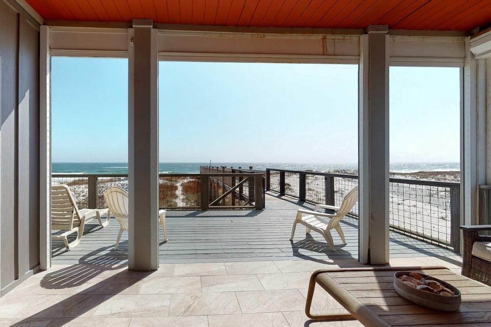 Delightful escape with direct beach access WiFi furnished deck & full kitchen House in West Beach