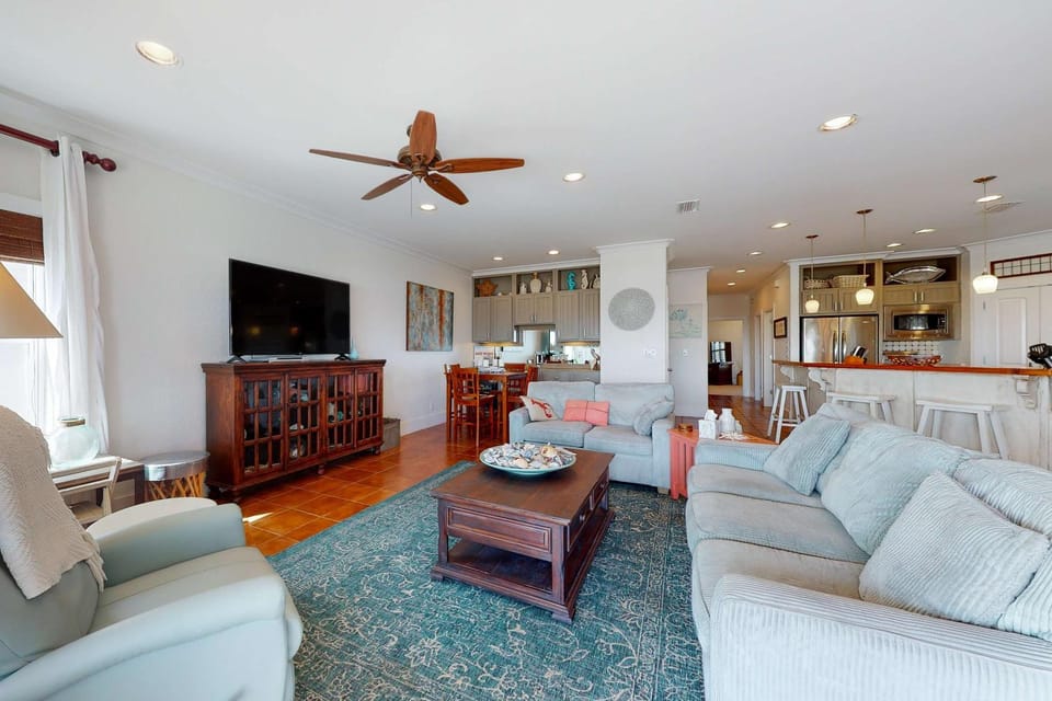 Delightful escape with direct beach access WiFi furnished deck & full kitchen House in West Beach
