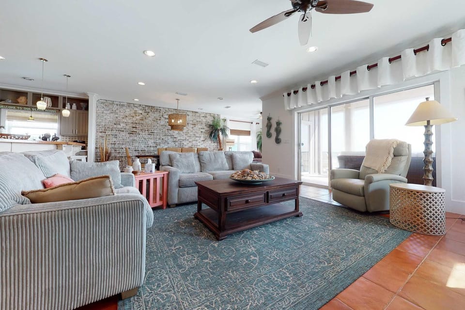 Delightful escape with direct beach access WiFi furnished deck & full kitchen House in West Beach