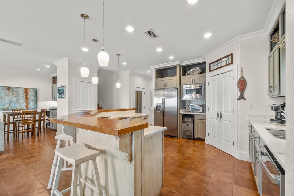 Delightful escape with direct beach access WiFi furnished deck & full kitchen House in West Beach