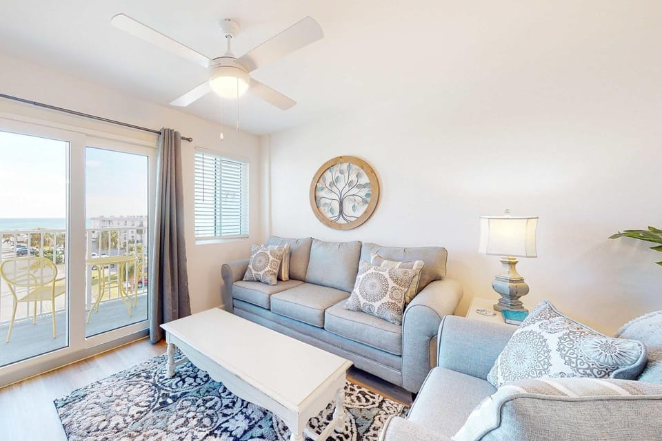 Ocean-view condo with central AC indoor pool & gym - sunsets on the beach House in Alabama