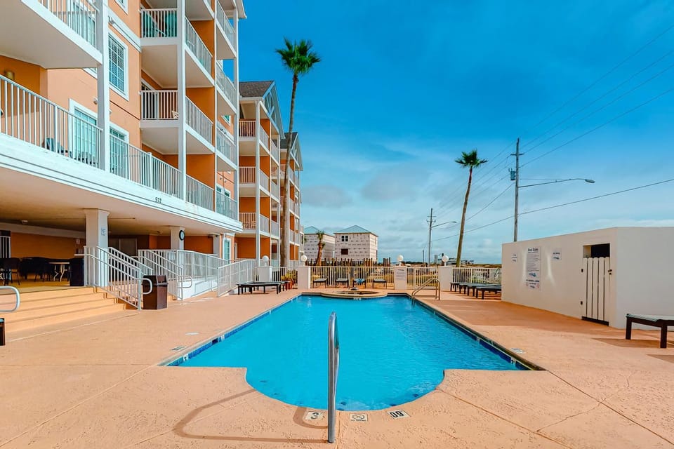 Beautiful oceanfront condo with pool hot tub beach access balcony & WiFi House in Gulf Shores