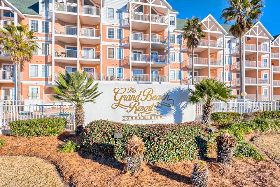 Beautiful oceanfront condo with pool hot tub beach access balcony & WiFi House in Gulf Shores