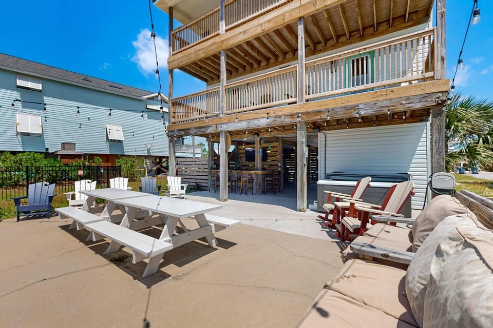 Dog-friendly home with private pool hot tub & pickleball basketball court House in West Beach