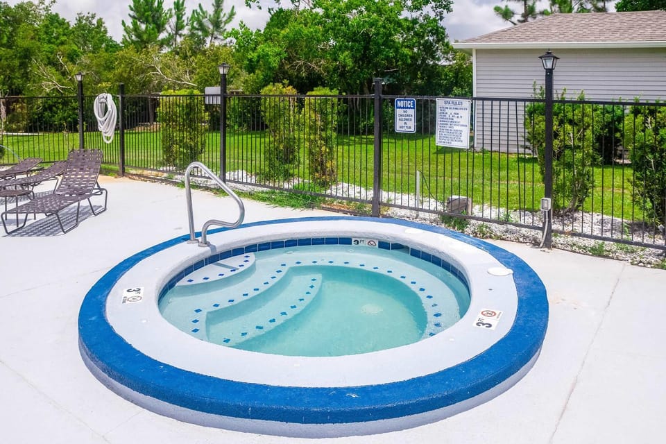 Second floor condo with pool & hot tub access WiFi private W&D and central AC House in Gulf Shores