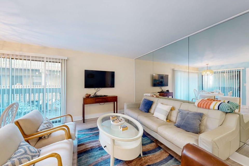 Upgraded beachfront condo with a pool beach access & washer dryer House in West Beach