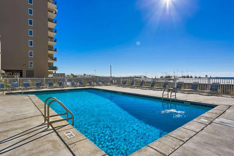 Upgraded beachfront condo with a pool beach access & washer dryer House in West Beach