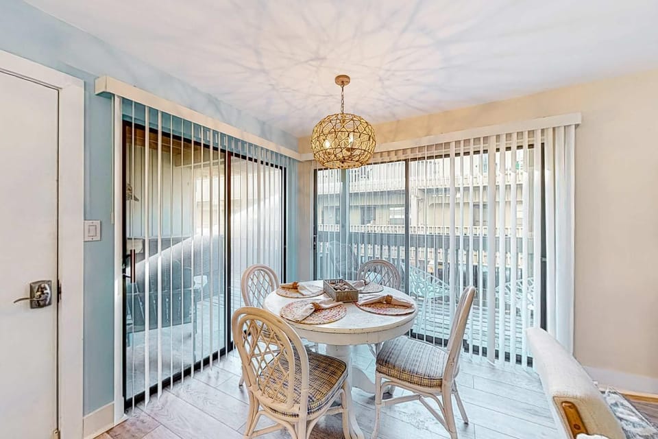 Upgraded beachfront condo with a pool beach access & washer dryer House in West Beach