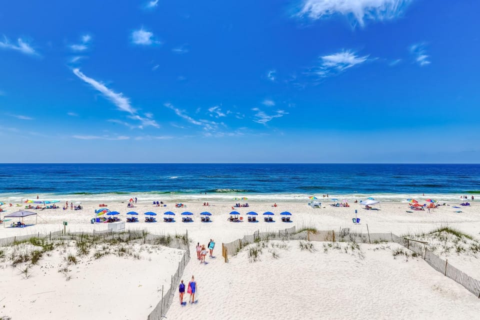 Upgraded beachfront condo with a pool beach access & washer dryer House in West Beach
