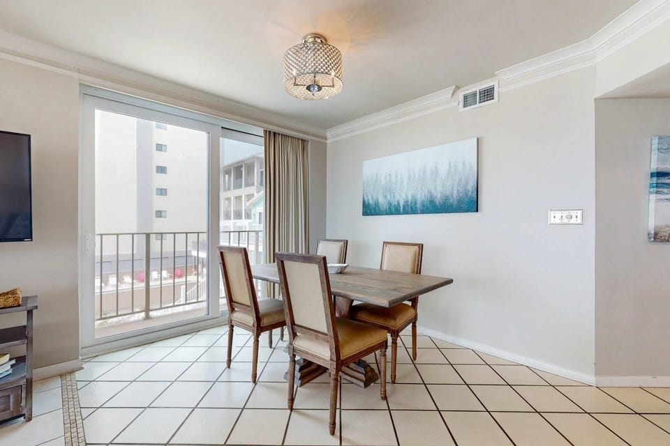 Beachfront condo with Gulf views balcony pool & AC - snowbird-friendly House in West Beach
