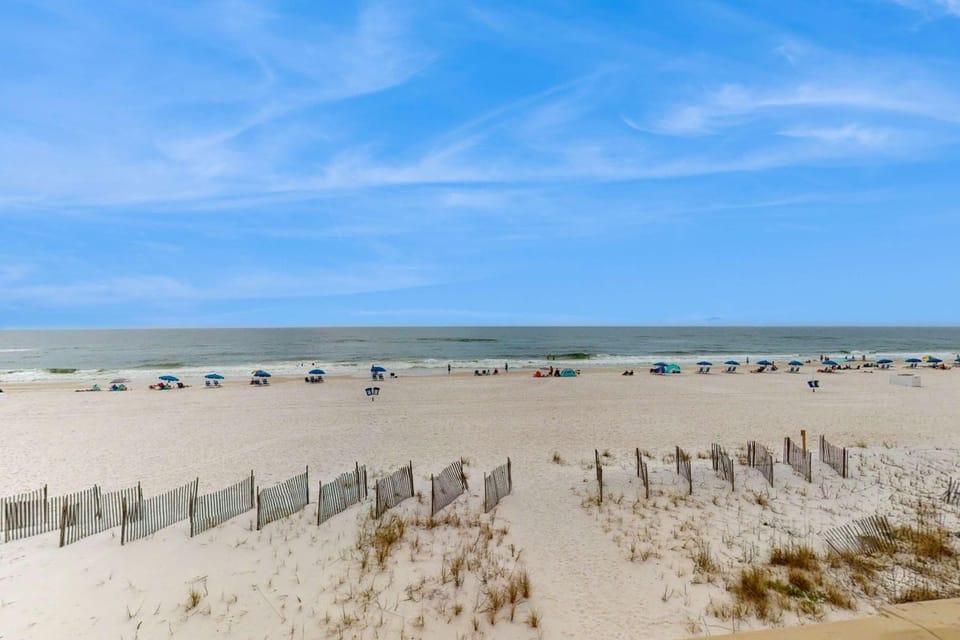 Beachfront condo with Gulf views balcony pool & AC - snowbird-friendly House in West Beach