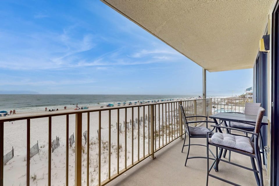 Beachfront condo with Gulf views balcony pool & AC - snowbird-friendly House in West Beach