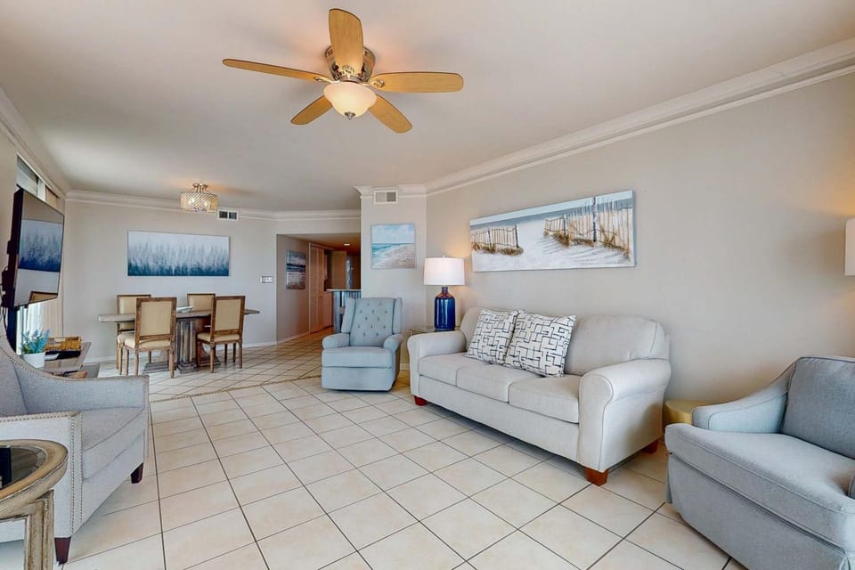 Beachfront condo with Gulf views balcony pool & AC - snowbird-friendly House in West Beach