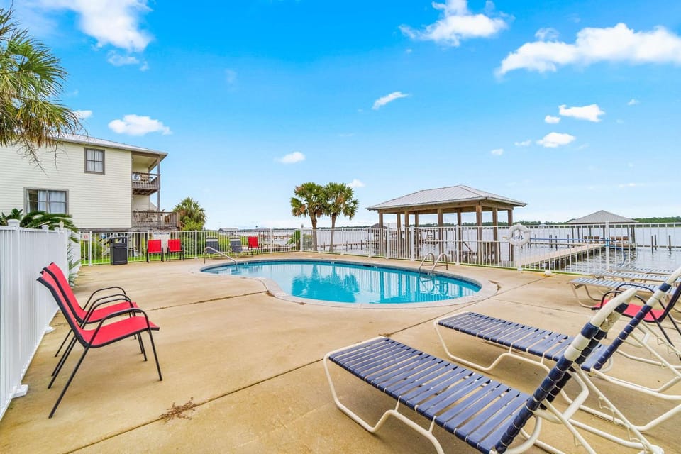 Wonderful home near the gulf with shared pool fishing pier easy beach access House in West Beach