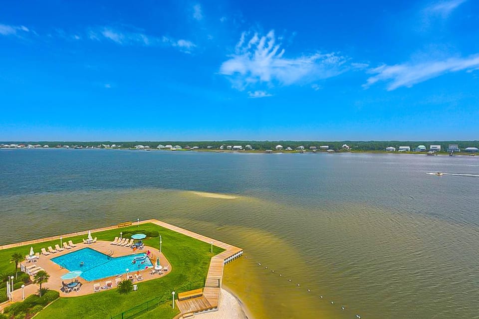 Beautiful waterfront condo with fantastic views pool balcony & W&D House in West Beach