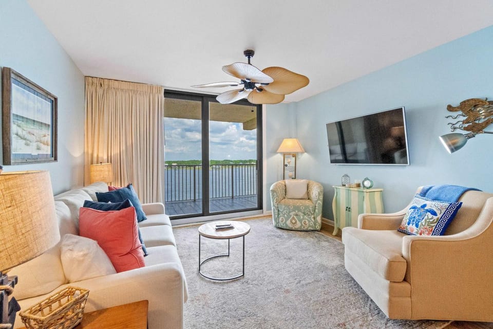 Beautiful waterfront condo with fantastic views pool balcony & W&D House in West Beach