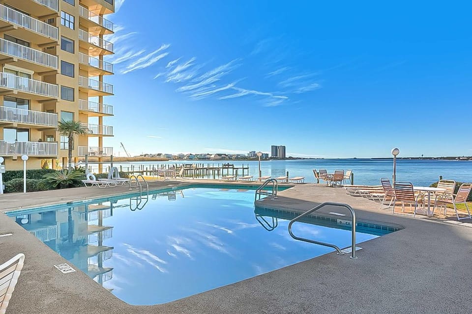 Beautiful waterfront condo with fantastic views pool balcony & W&D House in West Beach