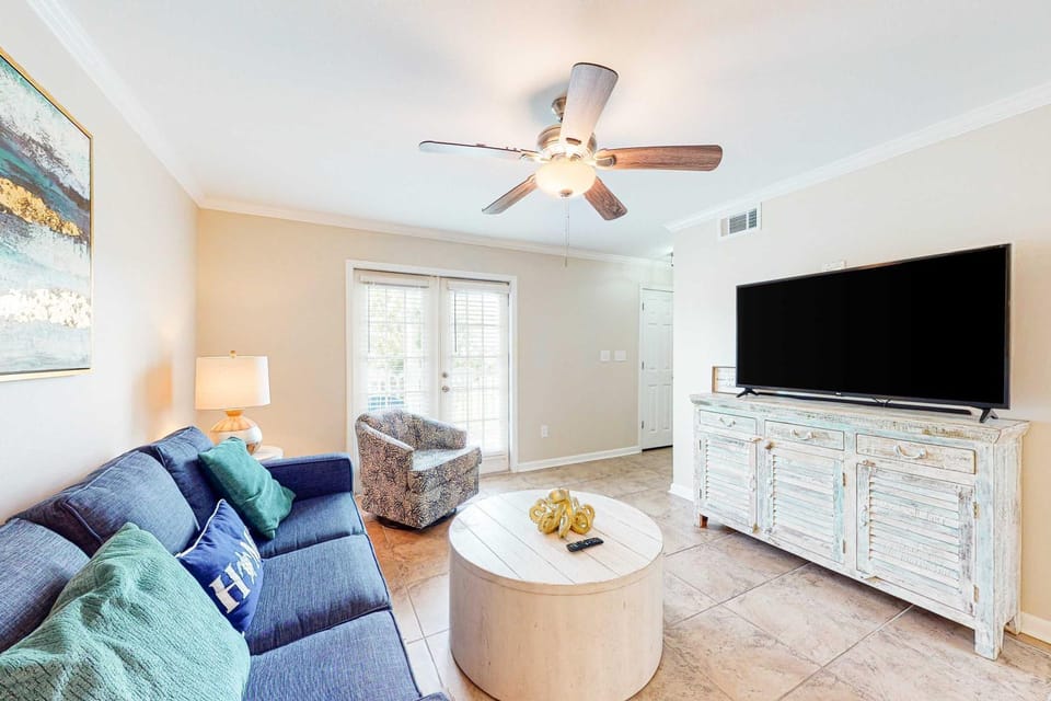 Delightful coastal gem with pool hot tub private balcony fast WiFi & AC House in Gulf Shores