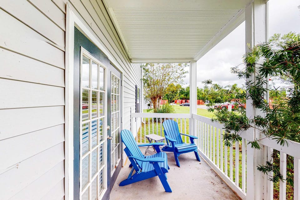Delightful coastal gem with pool hot tub private balcony fast WiFi & AC House in Gulf Shores